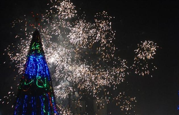 Провести новорічні свята без надмірних розваг, невиправданих матеріальних витрат та масових організованих святкувань запропонувала громаді міська рада Мукачева.