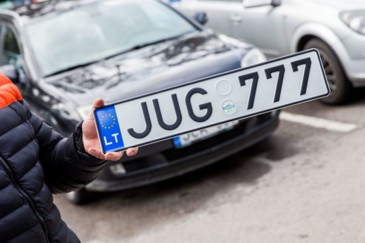 Адвокат власників автомобілів на “єврономерах” назвав незаконним використання каталога Schwacke для оцінки вартості їхніх автівок.