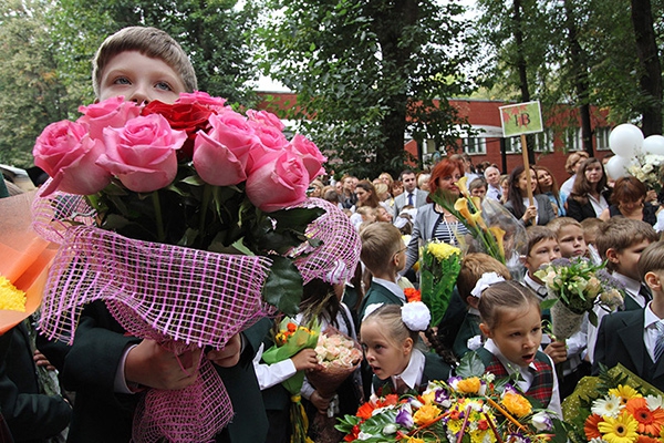 Закарпатские волонтеры обратились к школ и школьников, чтобы они вместо того, чтобы покупать цветы учителям, поддержать украинских военнослужащих.