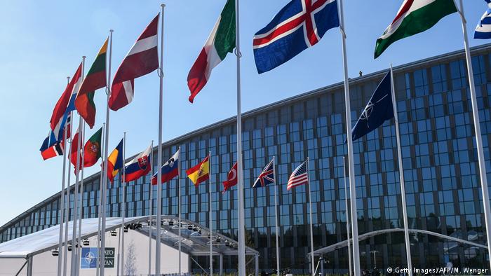 Після півроку блокування засідань Комісії Україна-НАТО на рівні міністрів Будапешт заявляє, що може не допустити участі Петра Порошенка на саміті Альянсу в липні.

