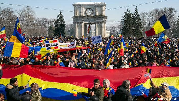 Молдовське суспільство розкололося надвоє. У деяких населених пунктах підписують символічні декларації про об'єднання з Румунією, в інших закликають до захисту державності Молдови.

