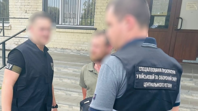 На Полтавщині правоохоронці викрили начальника одного з районних територіальних центрів комплектування та соціальної підтримки, який за хабарі обіцяв уникнути призову по мобілізації.