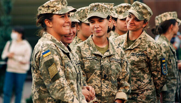 В Україні з 1 жовтня запроваджується обов’язковий військовий облік для жінок у певних сферах. Як і для чоловіків, для жінок буде окрема черга призову.