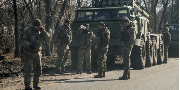 Пока Россия лжет, так как ее войска спокойно и без потерь входят в украинские города, российские солдаты бегут через леса. 