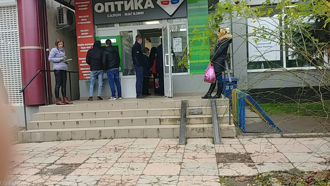 Читатели сообщили о очередях в местном отделении Приватбанка в условиях нынешней эпидемии в Закарпатье и прислали соответствующее фото по этому поводу.