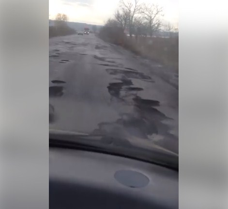 Як повідомляють користувачі соцмереж, дорога на Іршавщині в районі села Сільце виглядає жахливо.