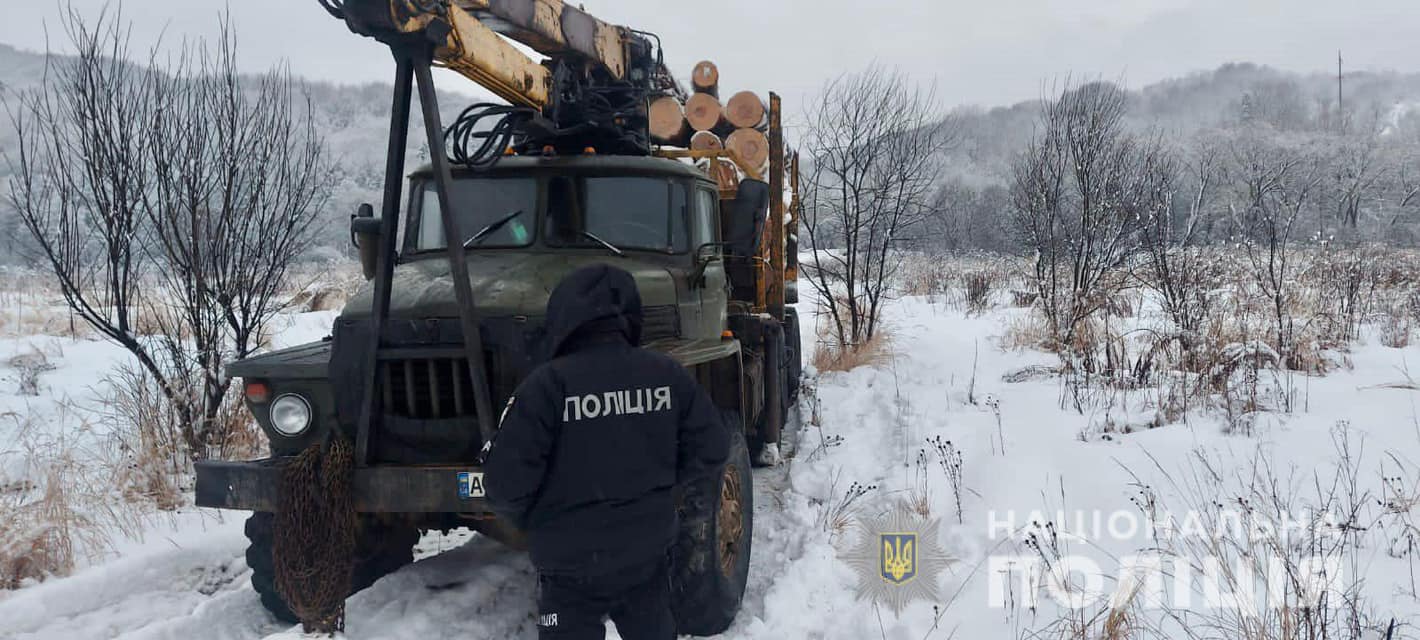 Вчера, 2 февраля, между населенными пунктами Малый Березный и Мырча, во время патрулирования, полиция Закарпатья обнаружила за пределами леса автомобиль УРАЛ, груженный древесиной.