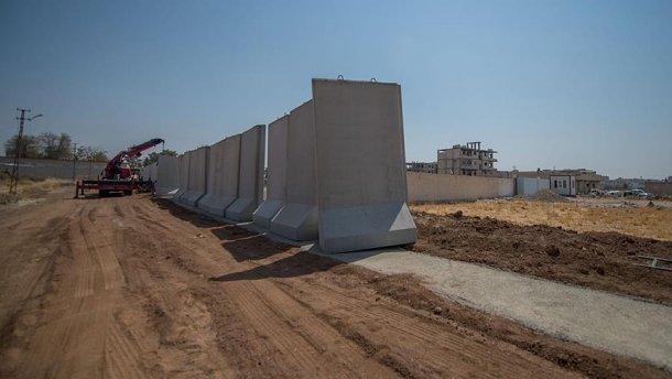 Турция отгородилась 330 километровой бетонной стеной от Сирии и Ираке.


