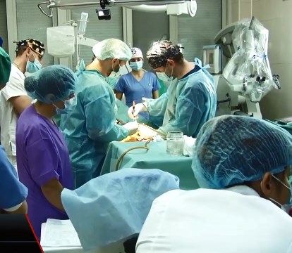 В обласному Центрі неврології та нейрохірургії закарпатські хірурги у рамках майстер-класу провели три складні операції з використанням високотехнологічного обладнання.