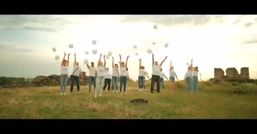 Батьки виноградівських випускників зняли музичний кліп-вітання для дітей (ВІДЕО)