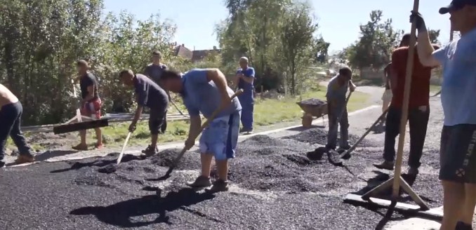 Закарпатці, які самотужки відремонтували дорогу в селі, стали героями сюжету центрального каналу (ВІДЕО)