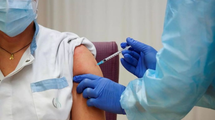 По официальным данным, 34 501 закарпатец уже получил две дозы вакцины, еще 65 901 – первую.