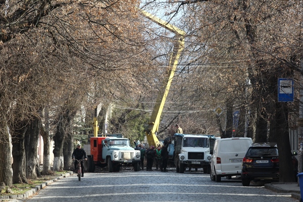 Сегодня работники коммунального предприятия «Ремонтно-строительное управление» начали обрезку на выкорчевывание старых, больных деревьев на улице Духновича. 