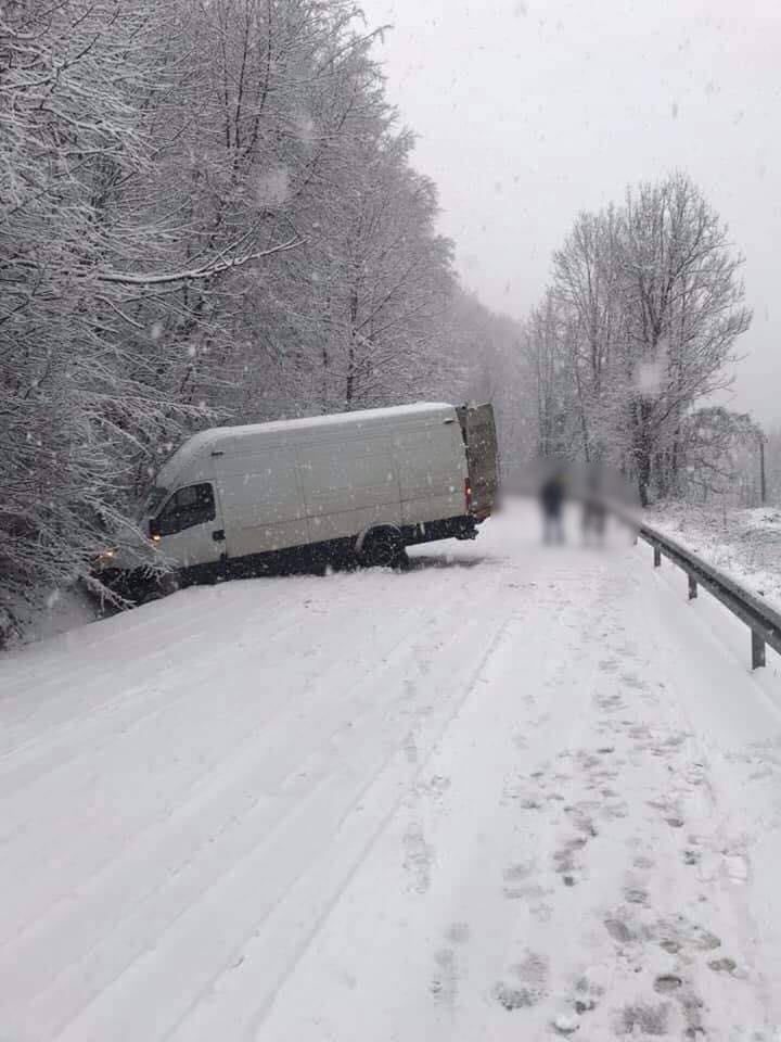 Потужний вітер у Словаччині: каміони перекидаються на трасах (ФОТО)