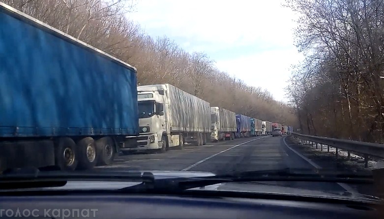 На об'їзній в Ужгороді утворилася довжелезна черга з вантажівок / ВІДЕО