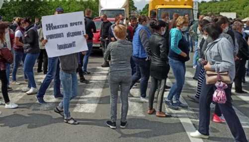 В селе Жнятино возле Мукачево протестующие перекрыли международную трассу.
