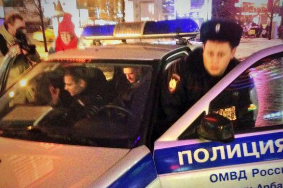 У Москві під посольством України в РФ 24 січня поліція затримала і побила кілька людей, які прийшли висловити співчуття у зв'язку з подіями на Донбасі і покласти квіти.
