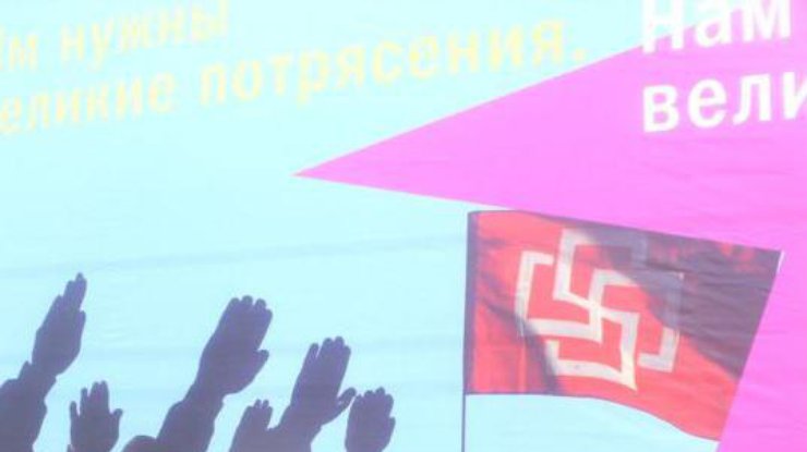 В городе Джанкой в оккупированном Крыму на стене дома вывесили огромный плакат с Путиным и элементами нацистской символики.