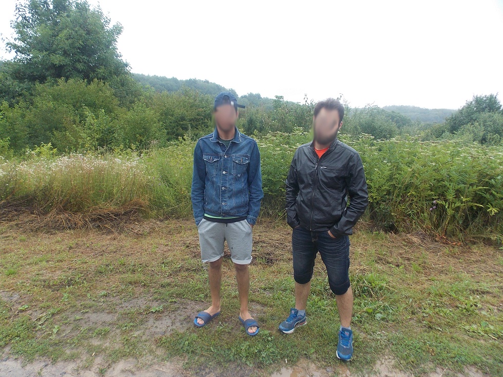 Двох «мандрівників», які незаконно перебували у прикордонні, затримали вчора військовослужбовці відділу «Гута» Чопського загону.
