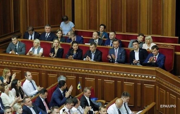 Найвища зарплата виявилася у міністра внутрішніх справ Арсена Авакова - в середньому понад 100 тисяч гривень на місяць.