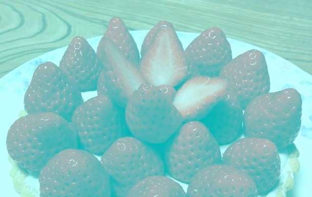При просмотре кажется, что ягоды красные, хотя на самом деле - серые.
