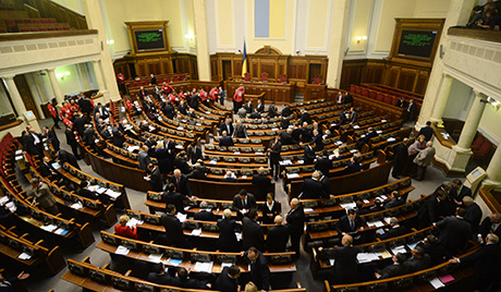 Депутатам Верховной Рады Украины VIII созыва с 1 апреля повысили зарплату с около 6,5 тысячи гривен до около 17,5 тысячи гривен в месяц.

