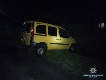 У с.Сторожниця водій «Renault Kengoo» не впорався з керуванням та допустив зіткнення з бетонною опорою.