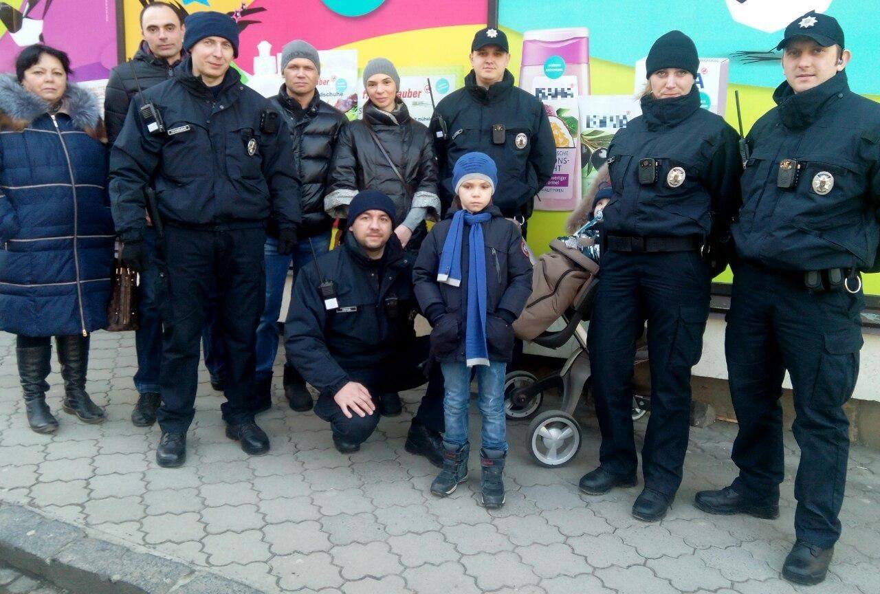Патрульні поліцейські Ужгорода допомогли знайти маленького хлопчика. Дитину знайшли поблизу обласної прокуратури.