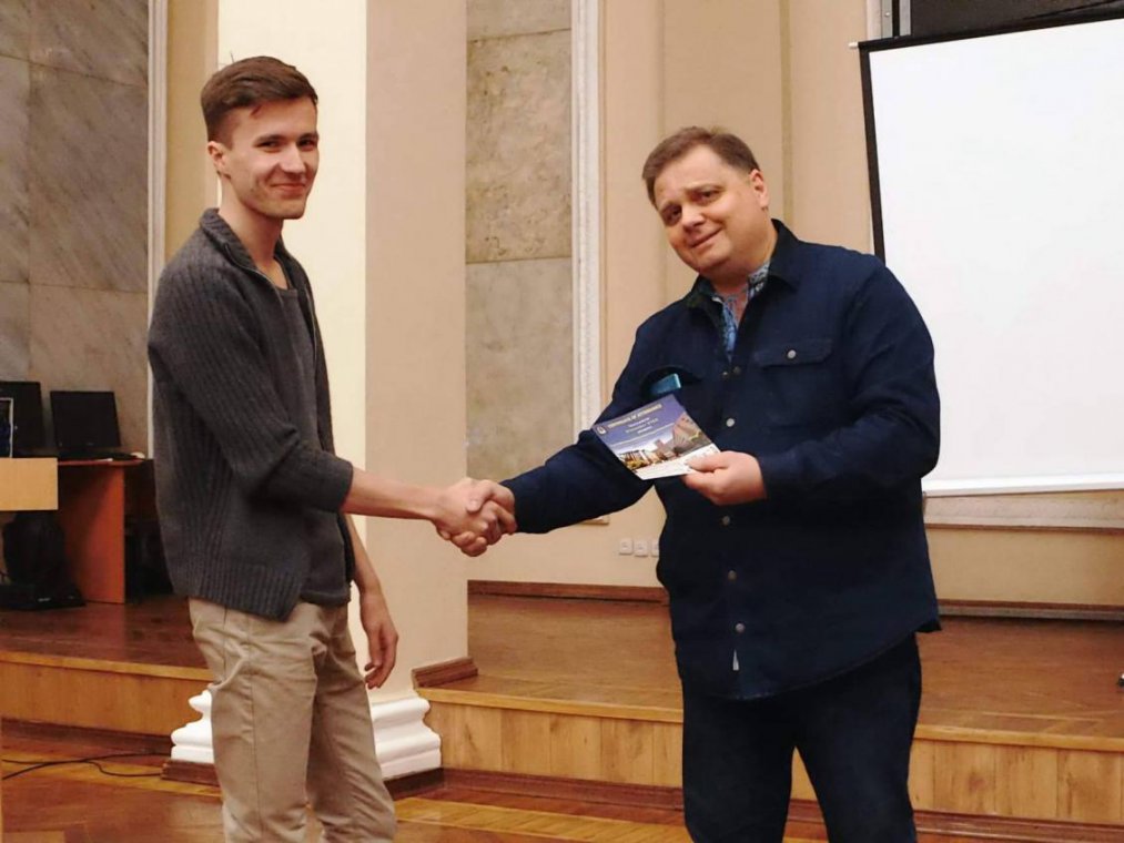 На початку року посольство Франції в Україні оголосило конкурс для студентів-фізиків.