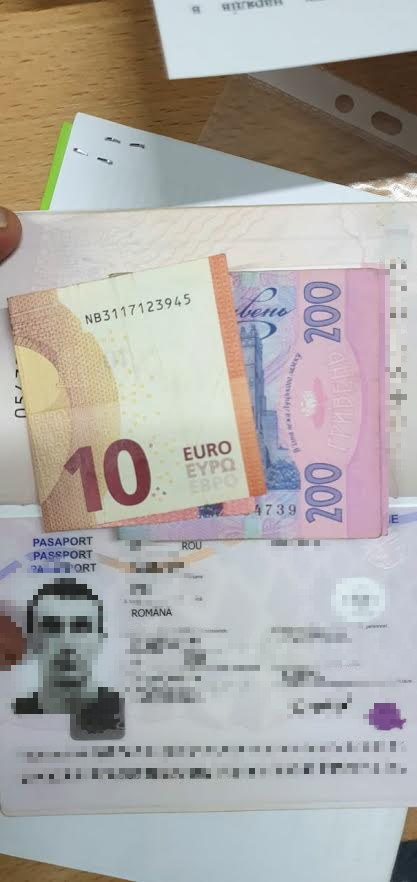 600 гривень та 10 євро хабаря запропонував учора інспекторці прикордонного контролю громадянин Румунії, який прямував в Україну через пункт пропуску «Вилок».