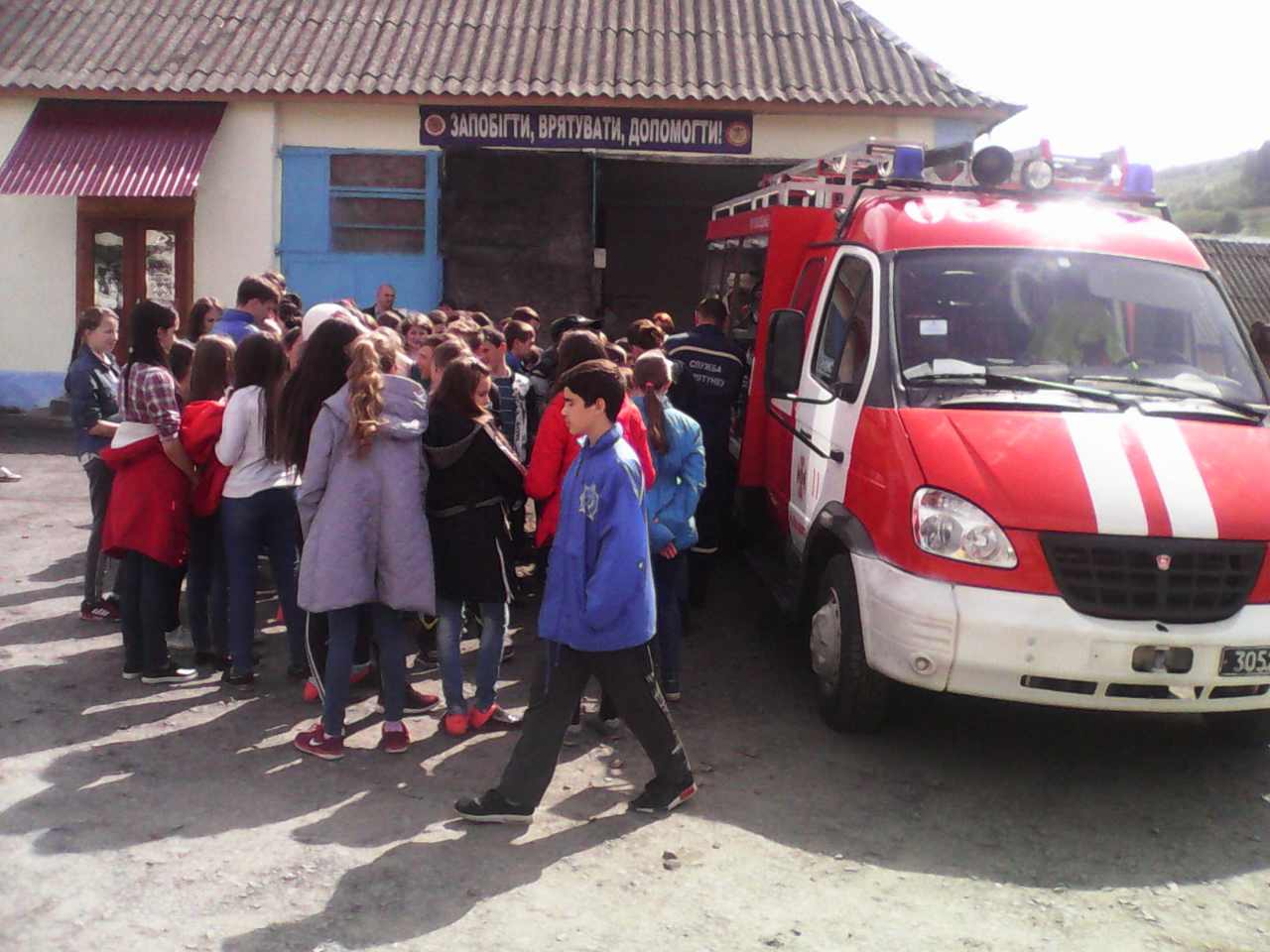 Как работают пожарные в горных районах Закарпатья смогли узнать дети из Донбасса.