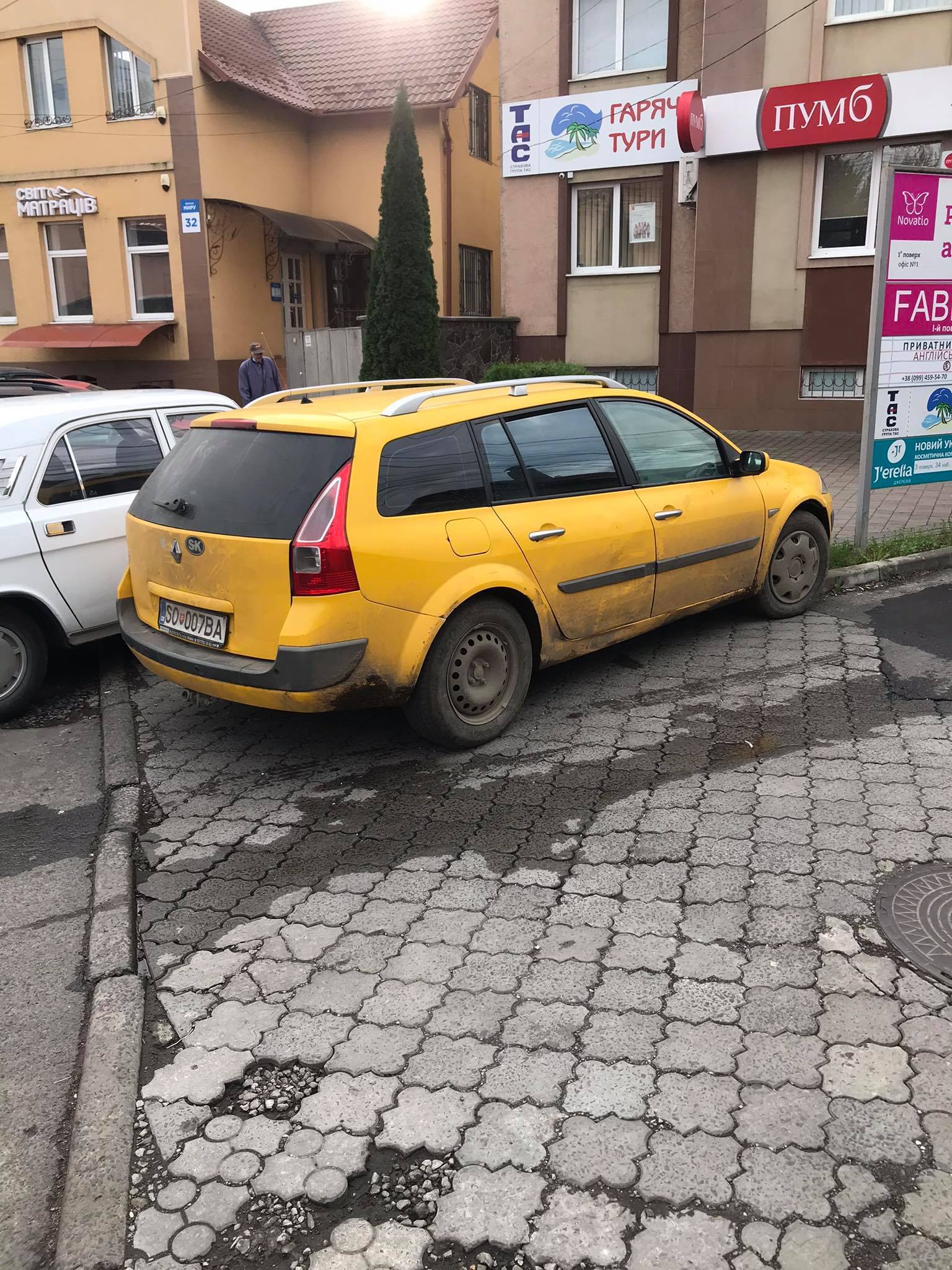 Жовта іномарка на іноземній реєстрації повністю перекрила тротуар по вулиці Миру. 