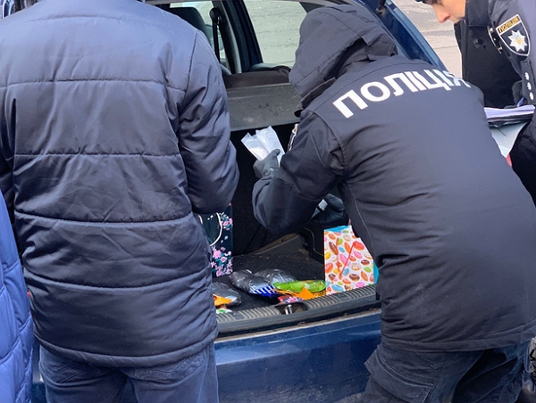 За клопотанням прокурора Ужгородської місцевої прокуратури слідчим суддею Ужгородського міськрайонного суду взято під варту іноземця, у автомобілі якого правоохоронці виявили 2,2 кг метамфетаміну.