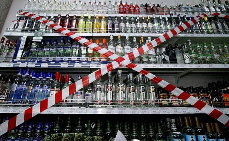 Участковые офицеры Иршавского отделения полиции выявили и привлекли к админответственности барменов в двух населенных пунктах района, которые несовершеннолетним продали водку и сигареты.