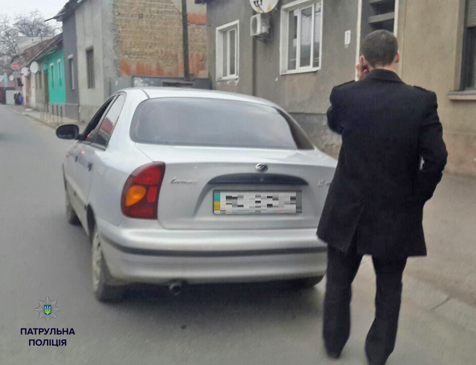 Патрульные Мукачево остановили пьяного прокурора.