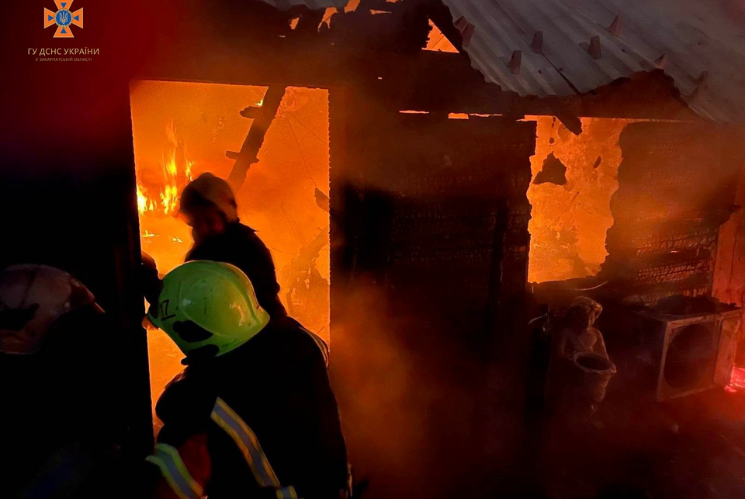 У селі Дийда на пожежі врятували 77-річну власницю будинку.