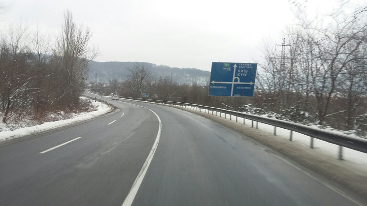 Мороз та сніг зробили дороги краю більш небезпечними. Щоб зменшити ризик ДТП на державних шляхах краю, працювали дорожники.
