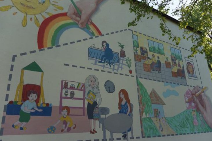 Великий настінний малюнок з’явився на боковому фасаді будівлі Тячівської ЗОШ І-ІІІ ст. №1 ім.В.Гренджі-Донського. Мурал створено у рамках програми «U-LEAD з Європою».
