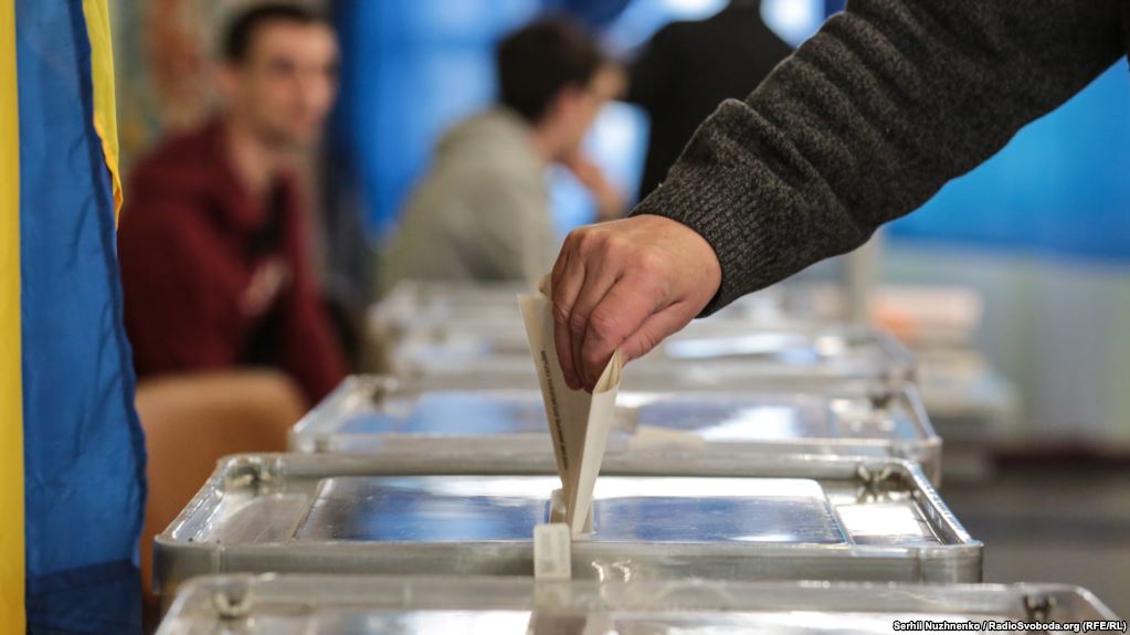 На шести округах Закарпатської області напередодні виборів та у день їх проведення - 31 березня, мали змогу працювати 2 293 офіційних спостерігачів від 19 різних громадських організацій.