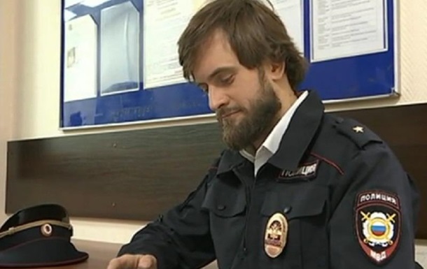 У російській столиці правоохоронці затримали псевдополіцейського, який, гуляючи містом, знімав відеоролик зі своїм напарником.