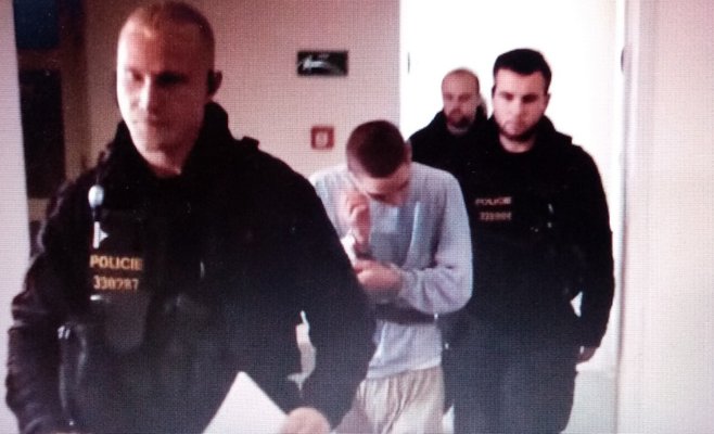 У місті Пльзень судять 19-річного українця за збройний напад на місцевого жителя. 