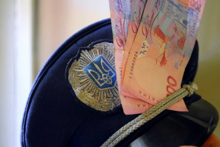 Мешканець Ужгородського району запропонував та надав працівнику поліції неправомірну вигоду в сумі 10 тис грн.