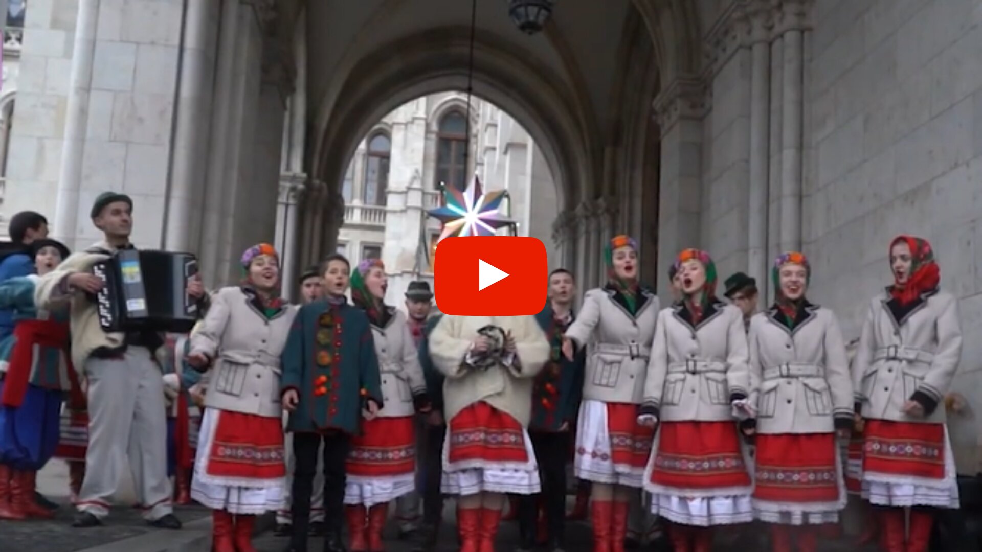 Діти з України заспівали українські коляди під стінами та в самій будівлі угорського парламенту. 