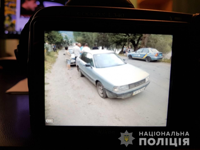 У поліцію Рахівщини надійшло повідомлення про викрадення автомобіля марки «Аudі» в селі Розтоки. Машину викрали серед білого дня з незачиненого гаража місцевого жителя. 

