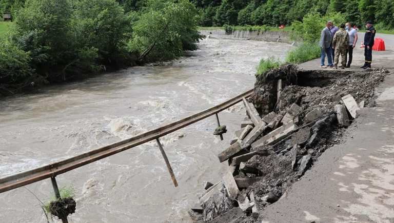 Из-за сильных ливней 23 июня произошло резкое повышение уровня воды на реке Тиса, кое-где на 4-5 метров.

