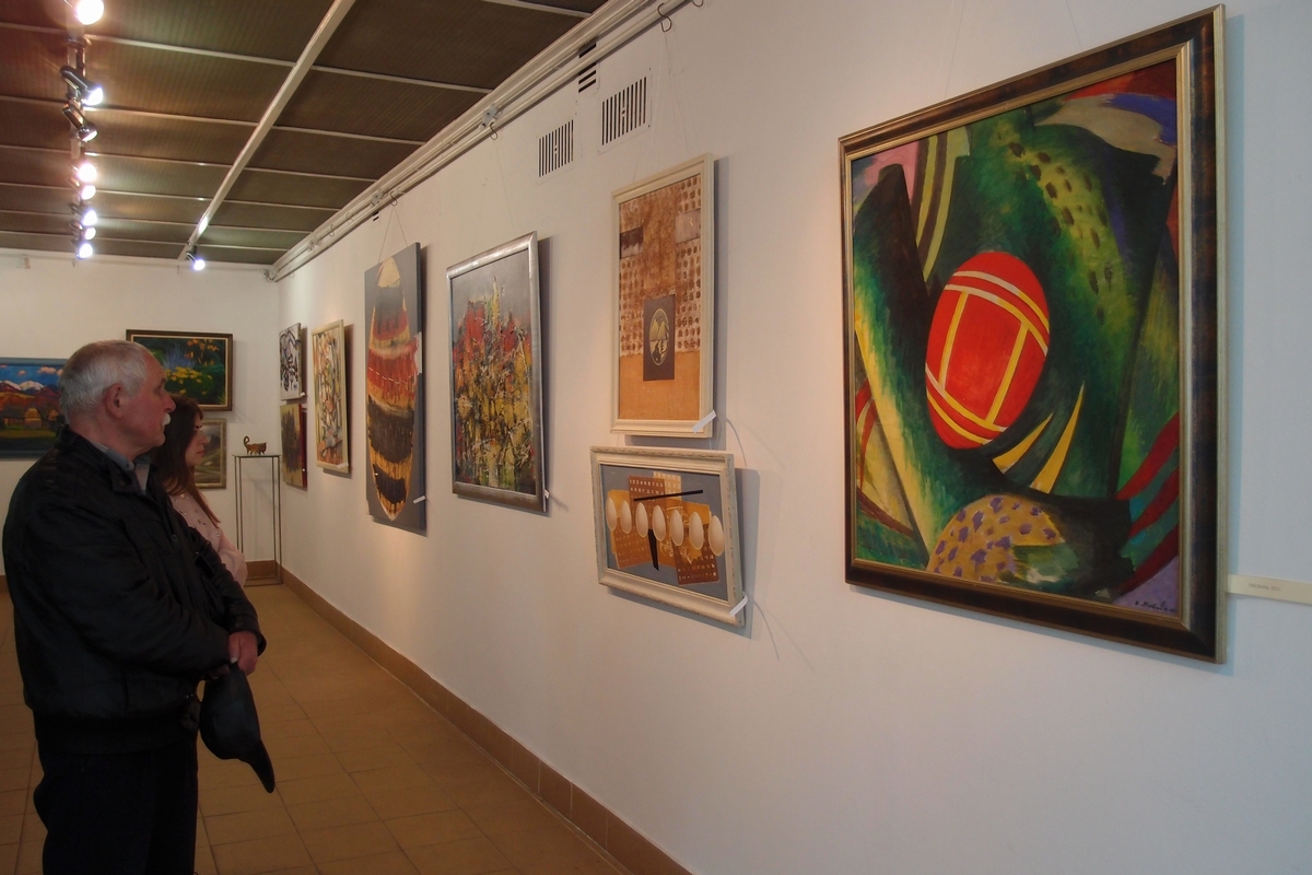 Краевые художники поздравили поклонников искусства тематической выставкой 