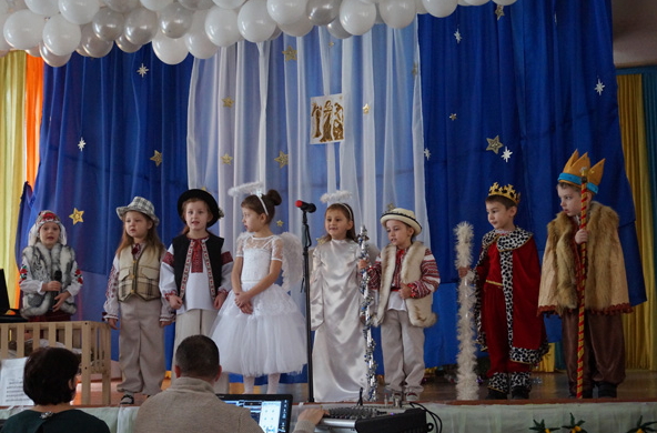 10 січня в актовому залі Буштинської ЗОШ І-ІІІ ст. стартував перший тур районного дитячого фестивалю колядок «Віфлеємська зіронька».
