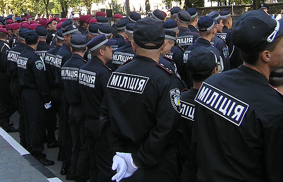 Премьер-министр Арсений Яценюк поручил повысить охране правопорядка по всей территории Украины, в частности к празднованию майских праздников