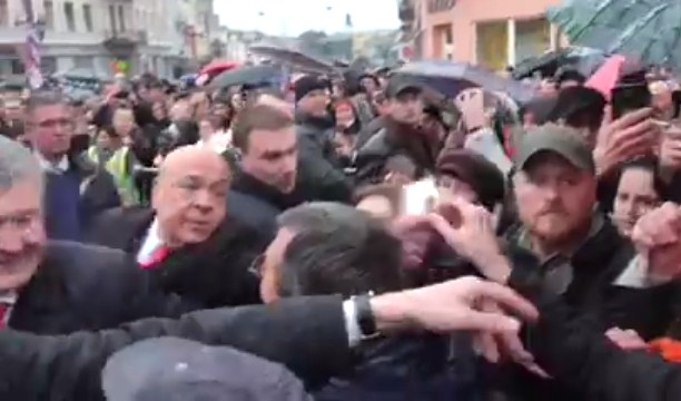 З'явилось відео, як в Ужгороді Москаль "захистив" Порошенка від портрета Шарія (ВІДЕО)