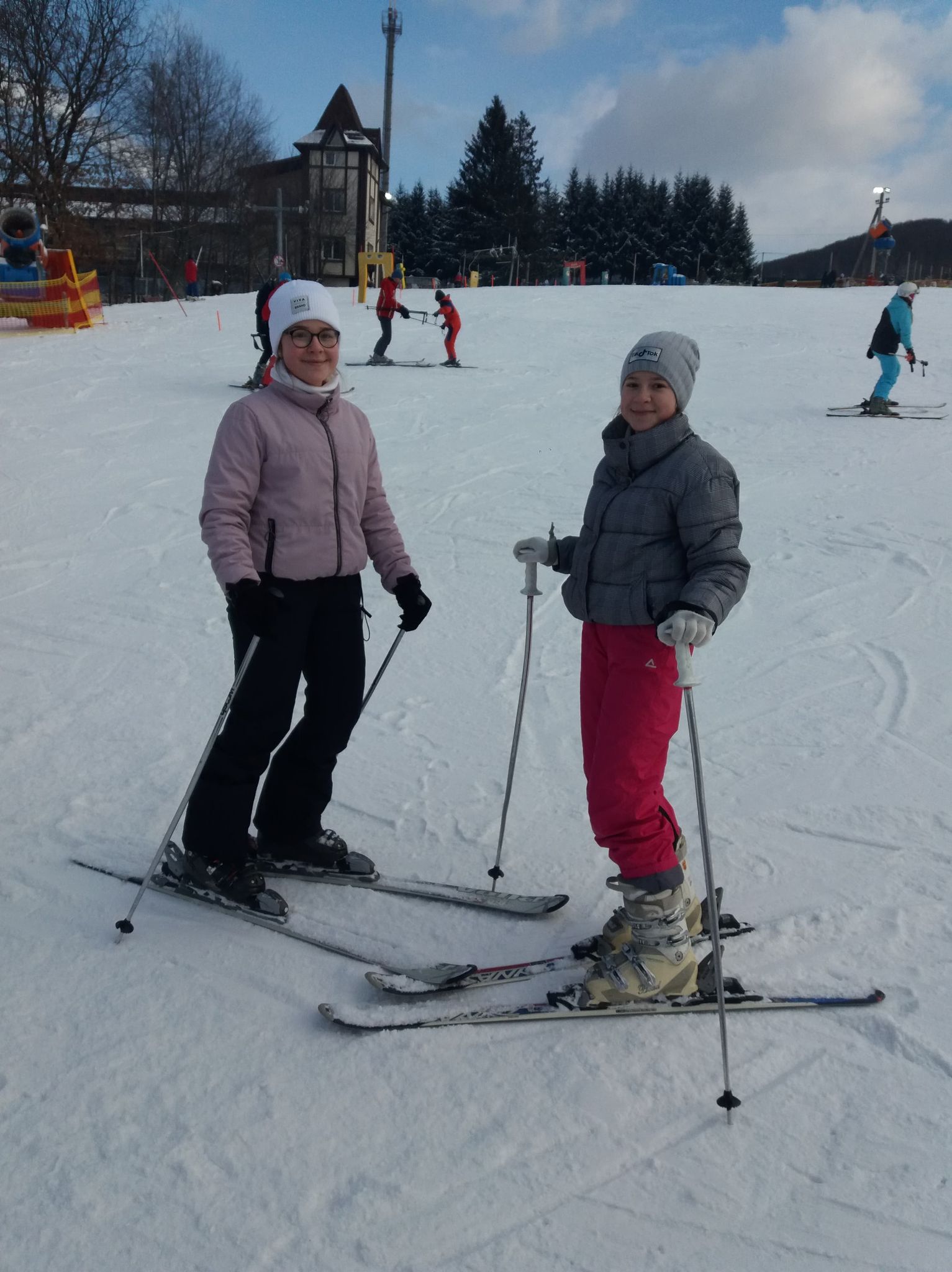 Уже пятый год подряд ассоциация венгерских многодетных семей Закарпатья (КМНЕ) организует для своих семей так называемую «лыжную школу». 